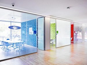 Things to know about glass partition